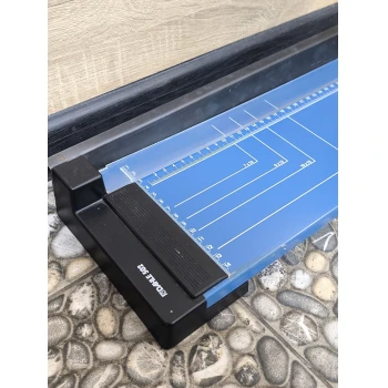 Aparat manual de taiat hârtie si carton Dahle 502