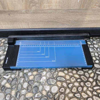 Aparat manual de taiat hârtie si carton Dahle 502