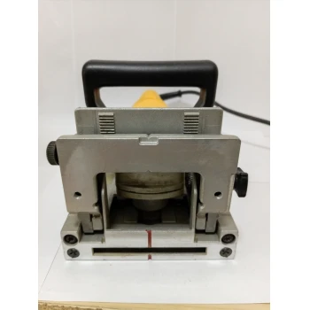 Frezer Dewalt DW682K