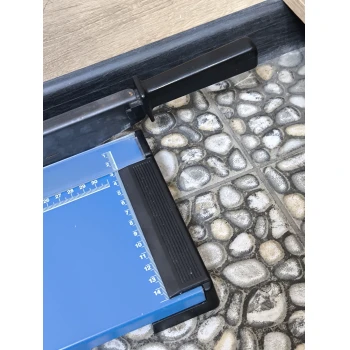 Aparat manual de taiat hârtie si carton Dahle 502