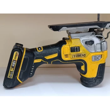 Ferăstrău DeWalt DCS335