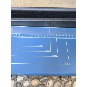 Aparat manual de taiat hârtie si carton Dahle 502