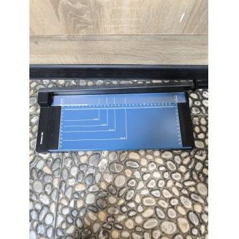 Aparat manual de taiat hârtie si carton Dahle 502