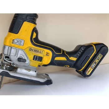 Ferăstrău DeWalt DCS335