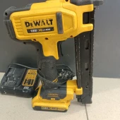 Capsator cu acumulator DeWalt DCN701